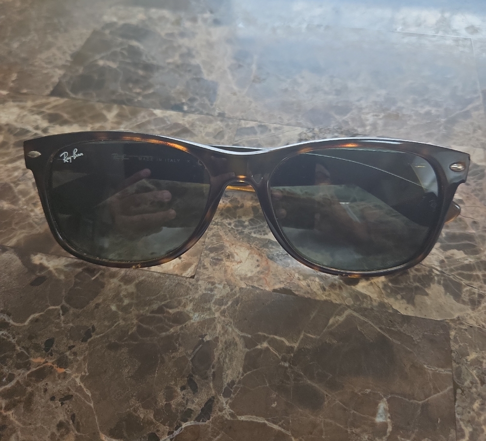 Ray-Ban Tortoise Shell Sunglasses. NEW WAYFARER CLASSIC